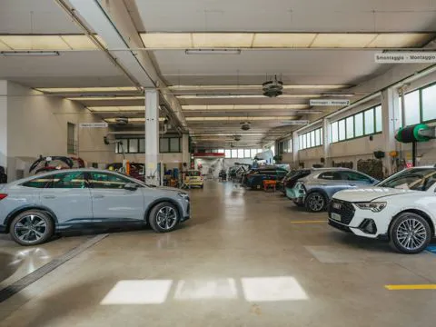 Magazzino carrozzeria con macchine